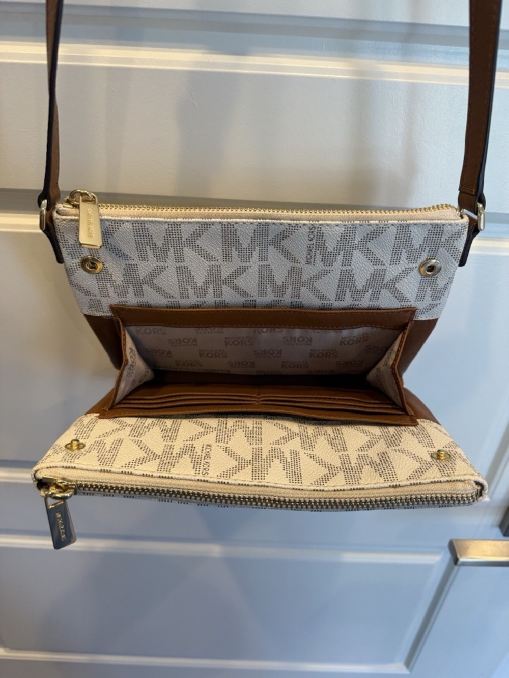 Authentic Michael Kors Fulton Double Zip Crossbody Cream Monogram - Picture 8 of 9